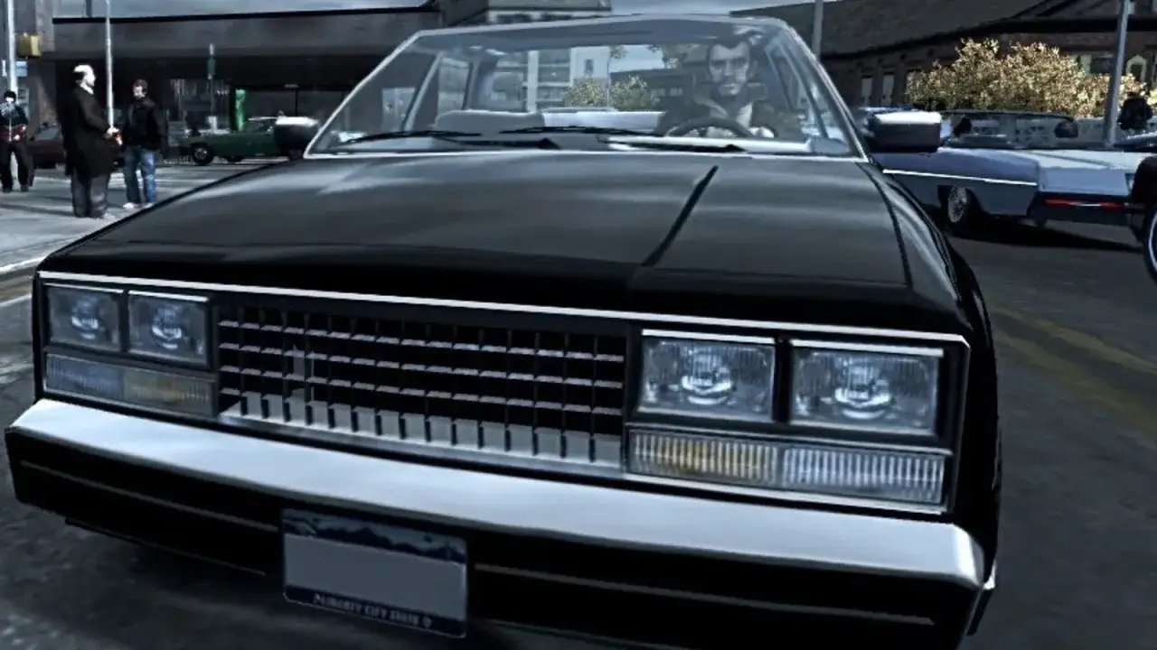 Niko prowadzi czarny sedan w Liberty City. Może potrzebuje gta iv kody, by uciec przed policją?
