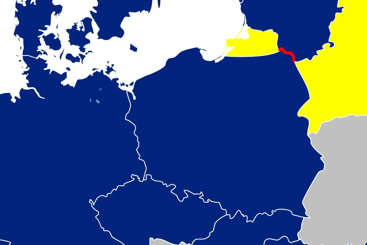 Mapa pokazuje północną Polskę. Czerwona linia zaznacza granicę, która pokazuje, czy polska graniczy z łotwą.