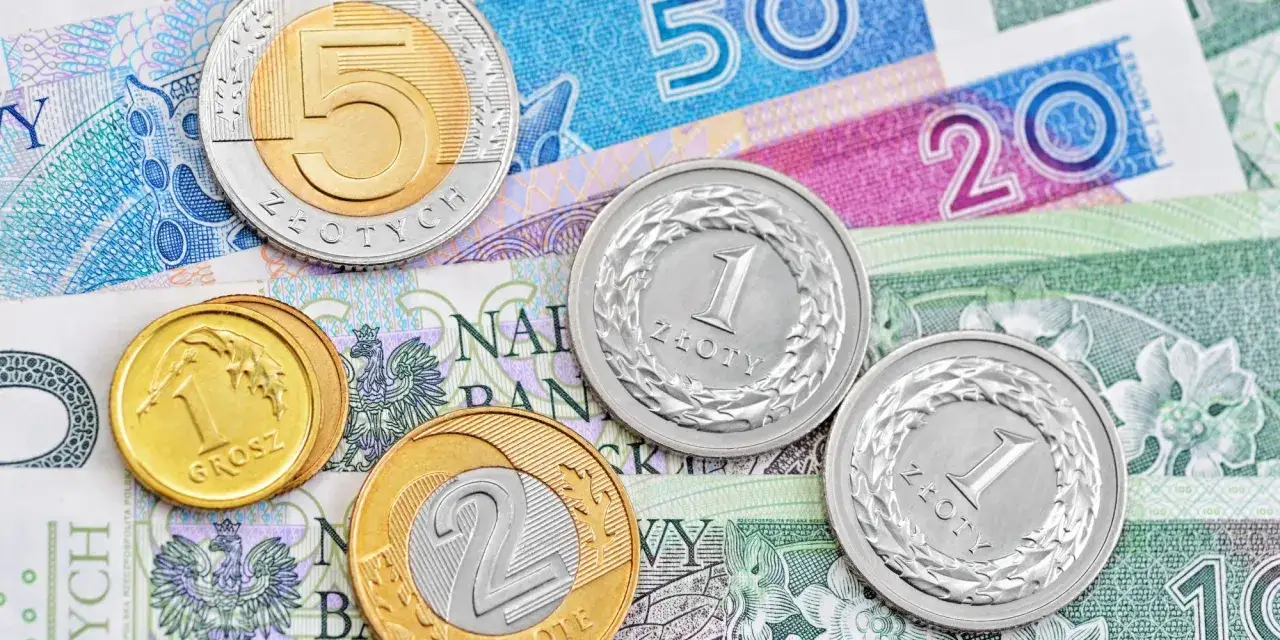 Monety i banknoty, w tym 5 złotych, 2 złote, 1 złoty i 1 grosz, tworzą obraz polskiej waluty.