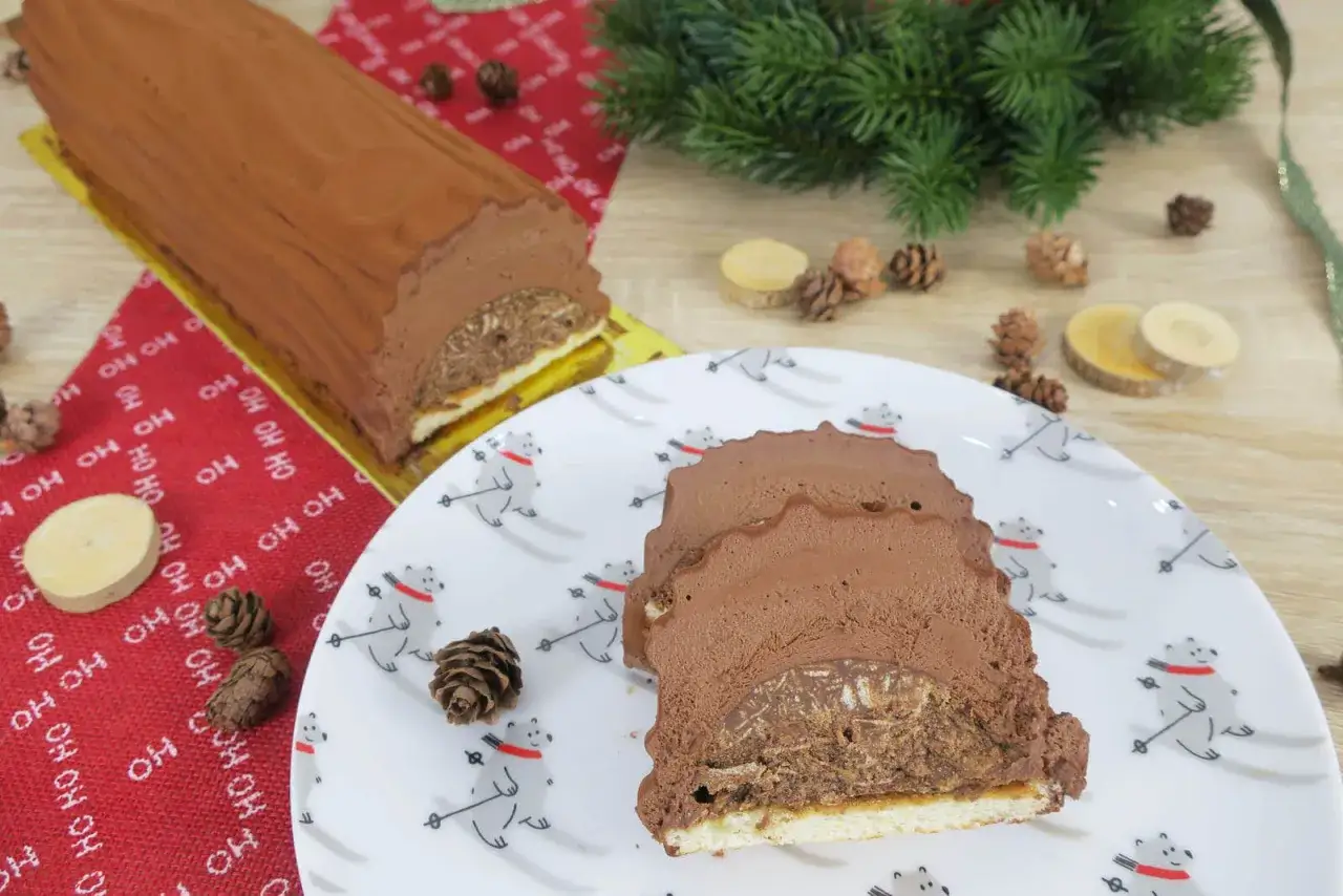 Bûche de Noël au chocolat, avec un extérieur imitant le bois et un cœur garni. Un délice croustillant pour les fêtes.
