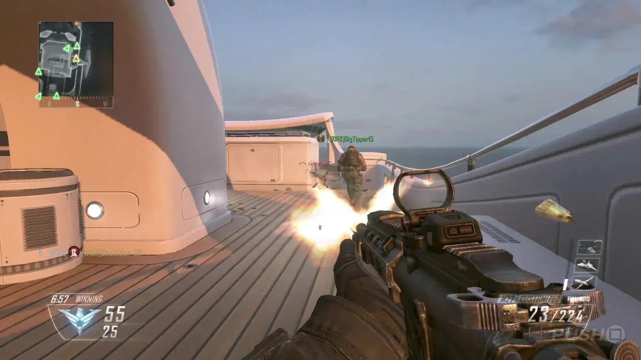 Jugando Call of Duty Black Ops 2 en PS5, en un yate, disparando a un enemigo.