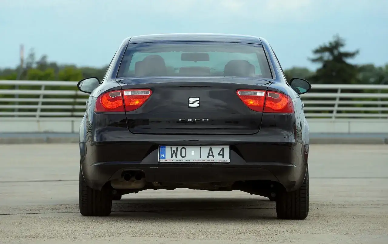 Tylna część czarnego Seat Exeo 2.0 TDI z podwójnym wydechem i polskimi tablicami rejestracyjnymi.