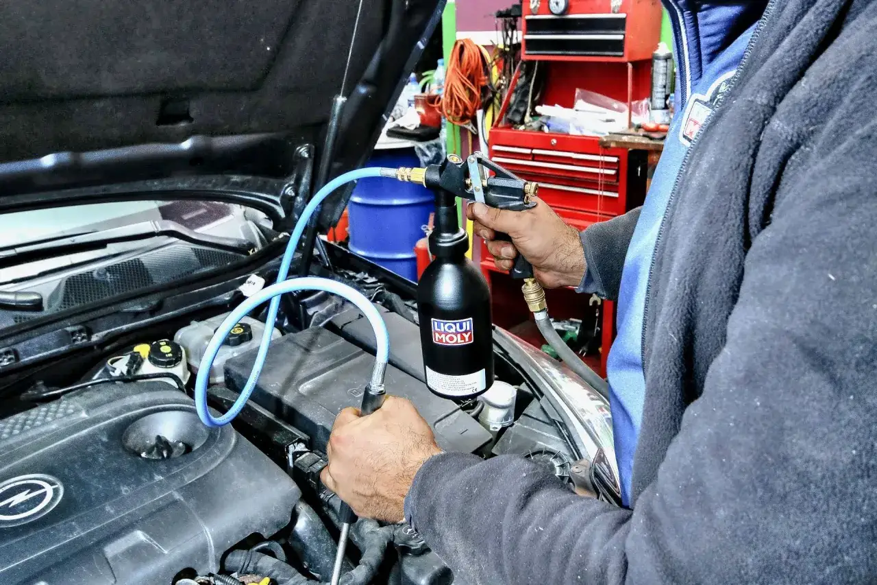 Mechanik używa płynu Liqui Moly do czyszczenia DPF. Czy warto? Tak, to dobry sposób na przedłużenie życia filtra.