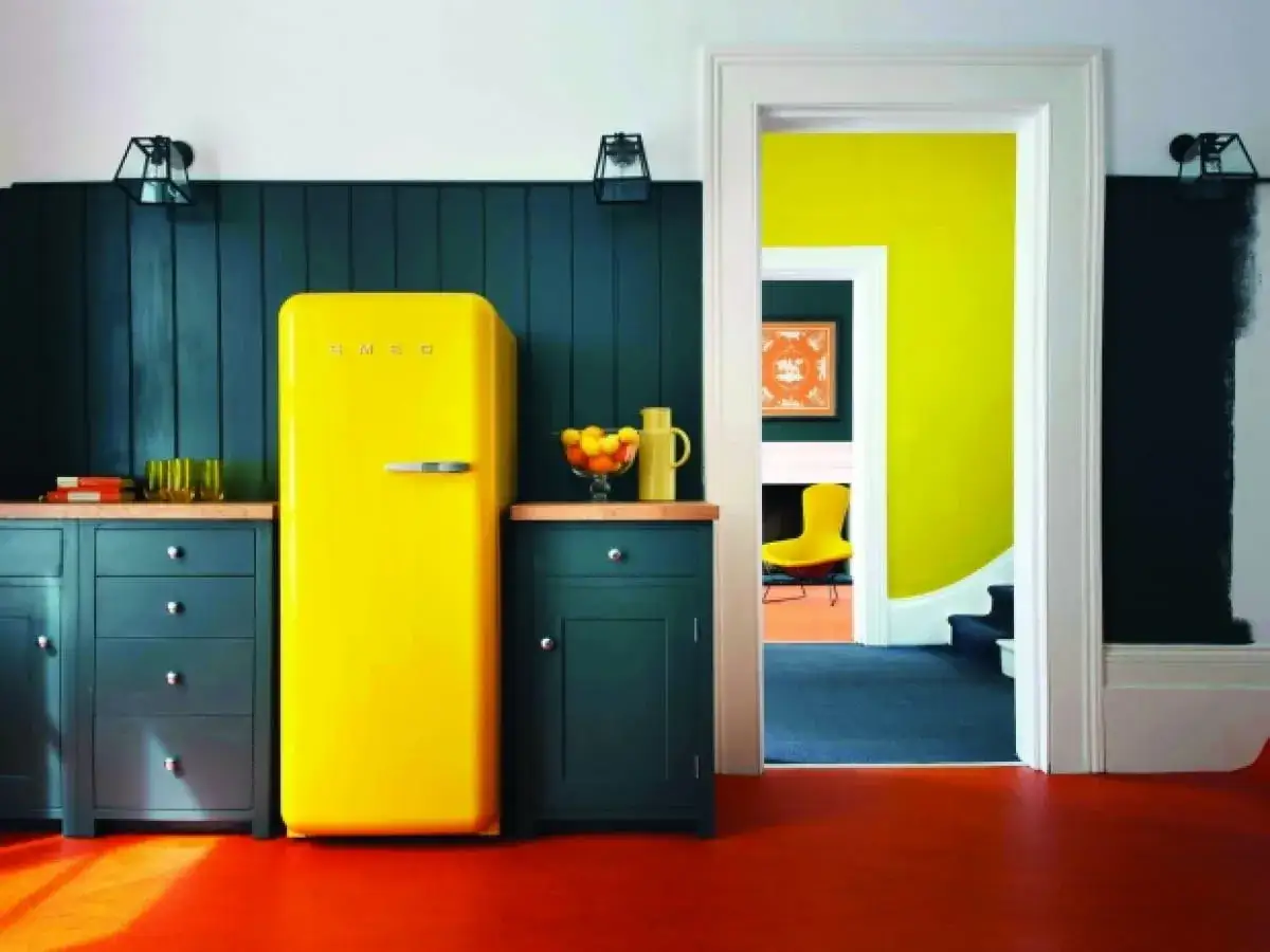 Żółta lodówka Smeg, ikona stylu, w nowoczesnej kuchni. Smeg to firma znana z retro designu.