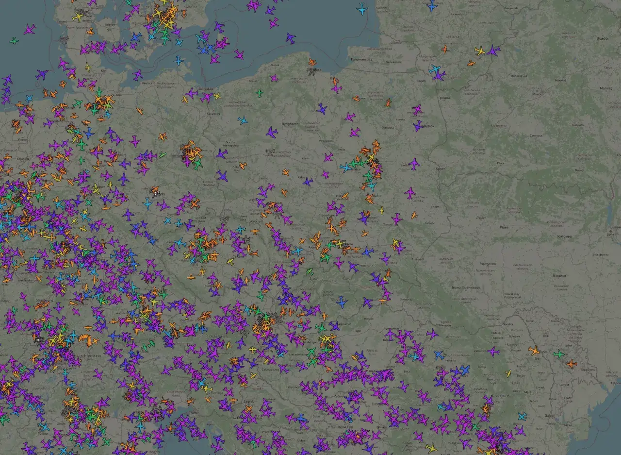Mapa Europy z setkami samolotów w różnych kolorach. Dowiedz się, jak śledzić lot samolotu, obserwując ich ruch na żywo.