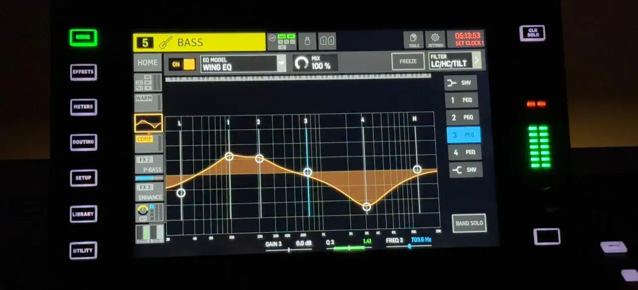 Digitales Mischpult zeigt Equalizer-Einstellungen f&uuml;r Bass. Die Kurve hebt tiefe Frequenzen an, was f&uuml;r kraftvollen Bass sorgt.