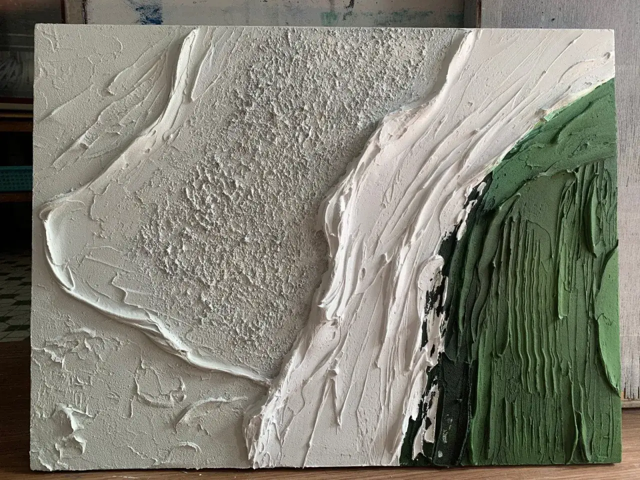 Abstraction texturée en relief, explorant les techniques de peinture acrylique avec des empâtements blancs et verts.