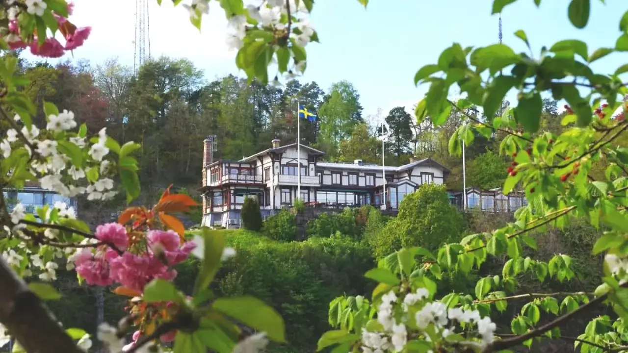 Vacker villa i Trollh&auml;ttan, omgiven av blomstrande tr&auml;d. Kanske Albert h&auml;r bor?