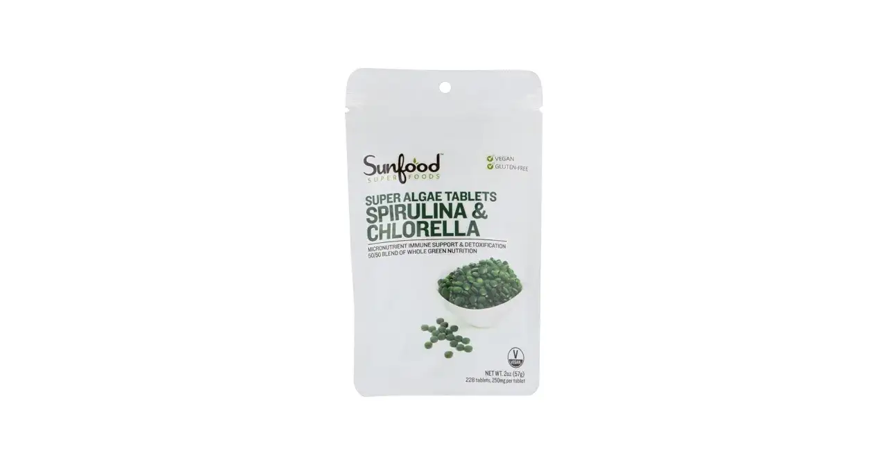 Opakowanie tabletek Spirulina & Chlorella. Zastanawiasz się, czy chlorella rano czy wieczorem? Ten suplement wspiera odporność i detoksykację.