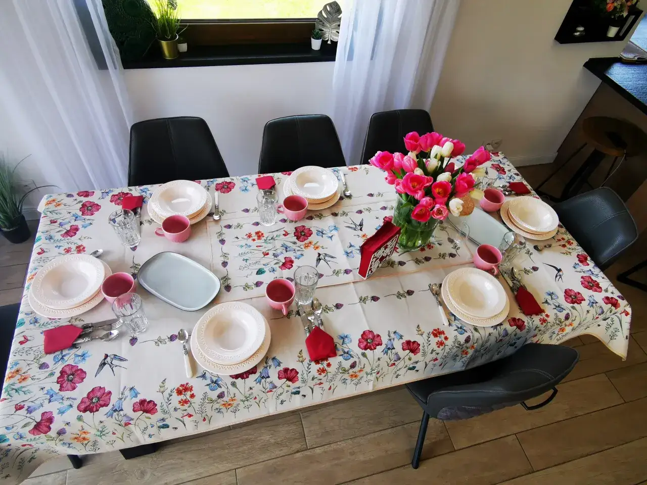 Różne sposoby układania bieżnika na stole