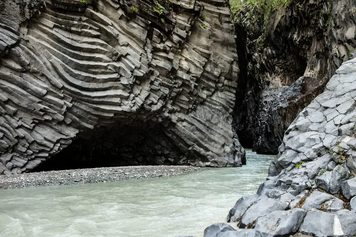 Le cascate gole dell'Alcantara, con le loro rocce basaltiche scolpite dall'acqua, creano un paesaggio mozzafiato.