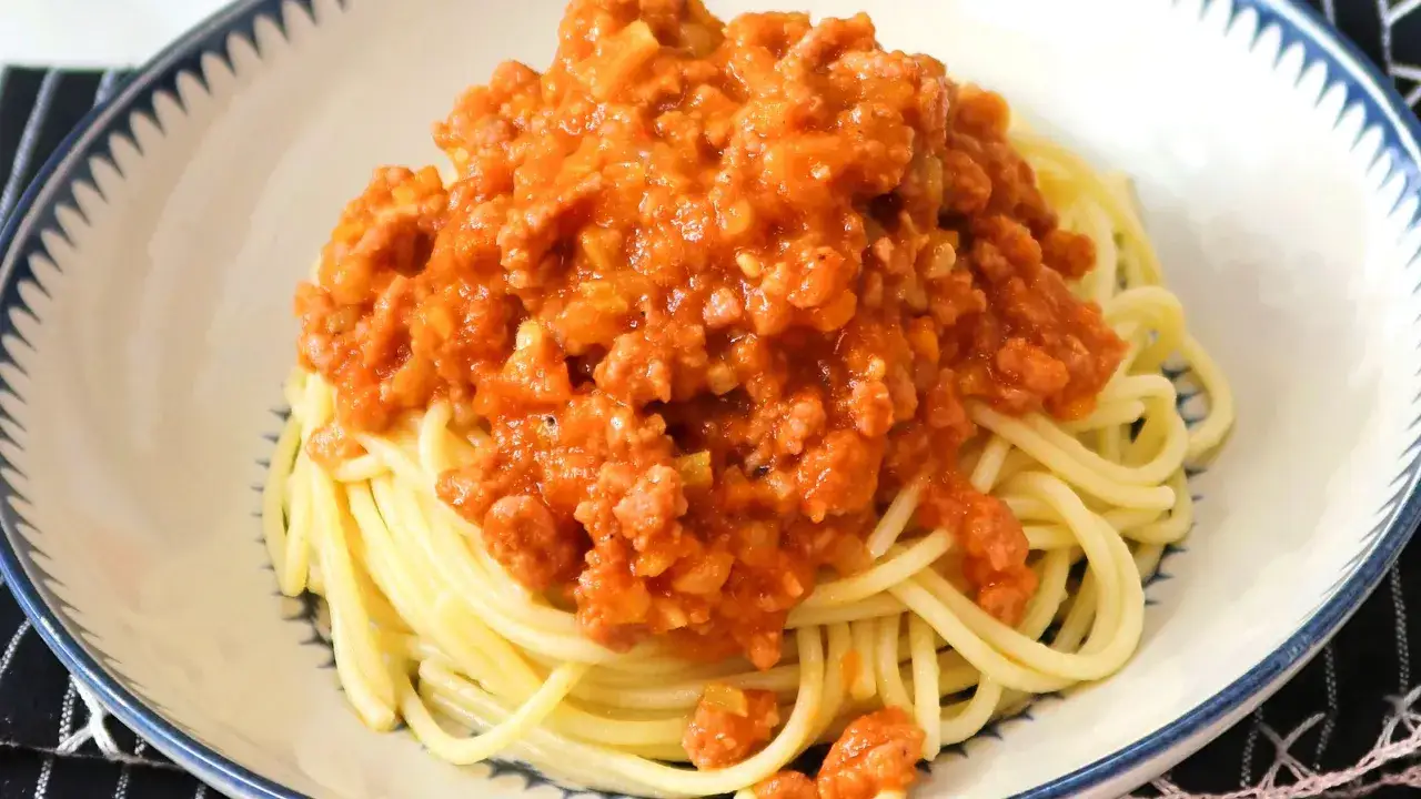 Un plato de espaguetis con una generosa porción de salsa boloñesa, que nos recuerda de donde es la boloñesa: Italia.