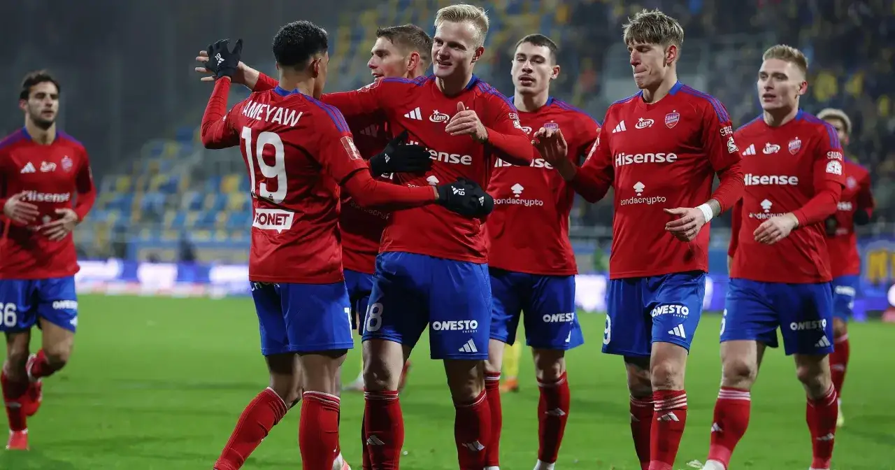Piłkarze Rakowa Częstochowa świętują bramkę przeciwko Śląskowi Wrocław.