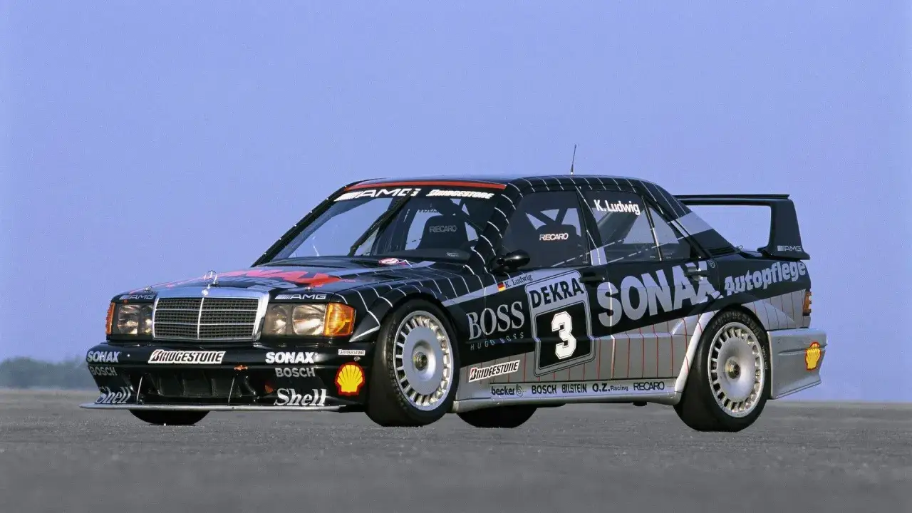 Czarny Mercedes 190 Evo z numerem 3 i logotypami sponsorów, gotowy do wyścigu.