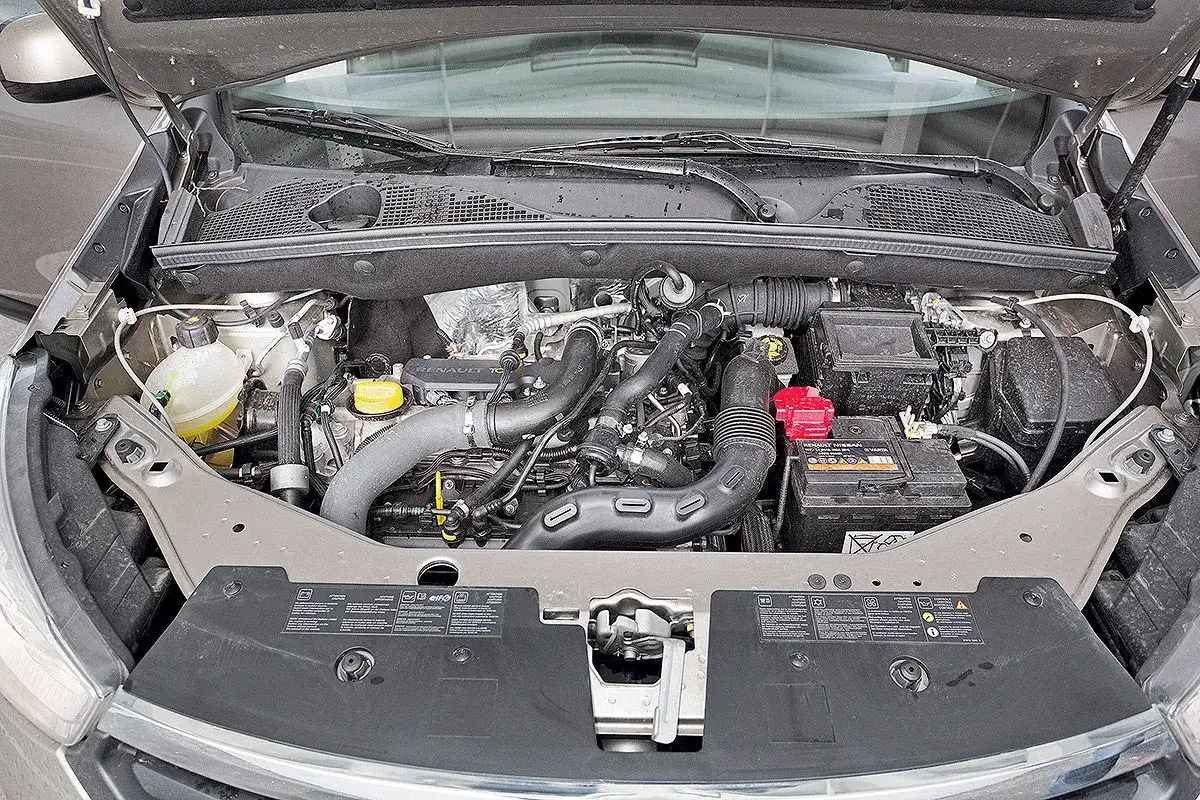 Motorraum eines Dacia Lodgy, der auf m&ouml;gliche Probleme hinweist.