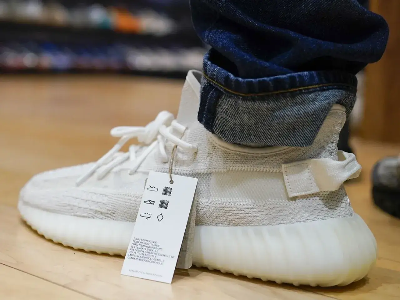 Białe Yeezy 350 z metką, idealne na co dzień. Zastanawiasz się, jaki rozmiar yeezy 350 wybrać?