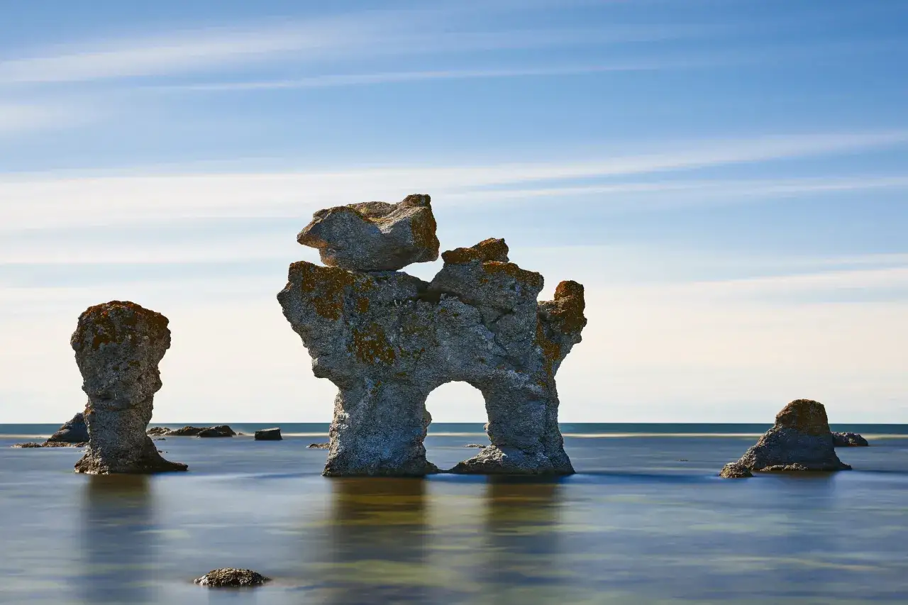 Raukar i havet vid F&aring;r&ouml;, Gotland. En fantastisk vy att se p&aring; Gotland, med himmel och vatten som sm&auml;lter samman.