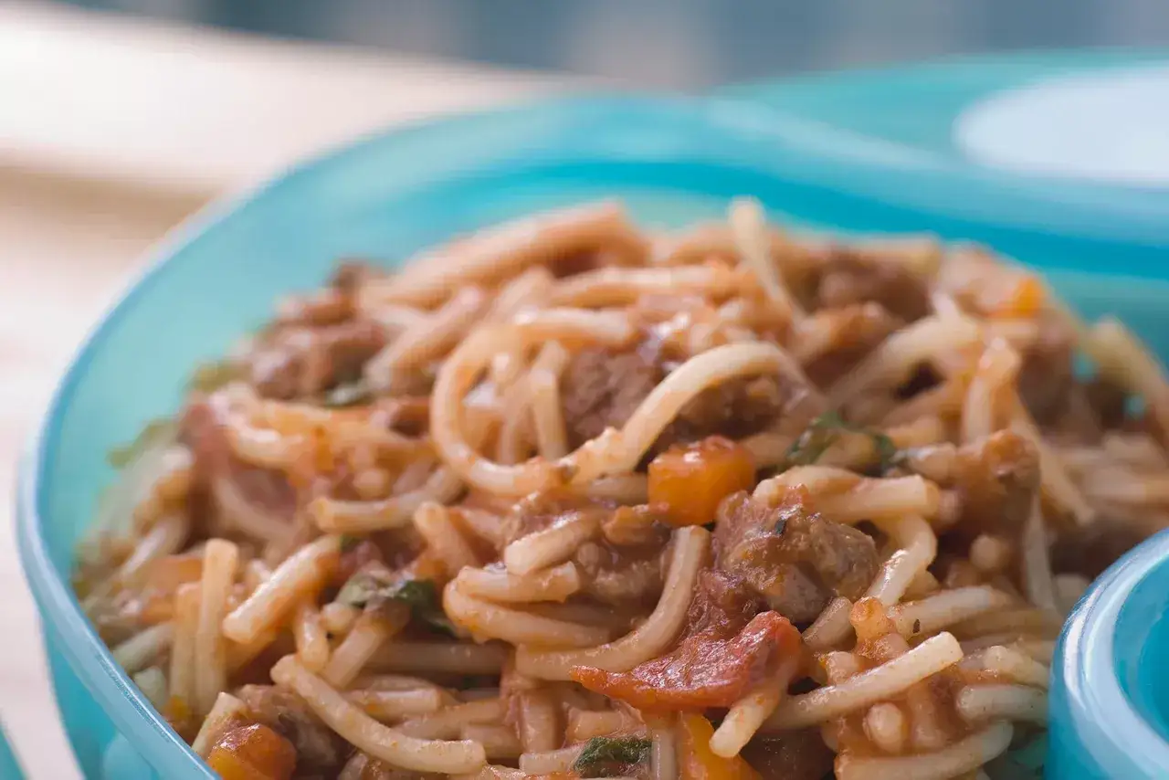 Spaghetti Bolognese in einer blauen Schüssel, perfekt für eine bolognese schwangerschaft.