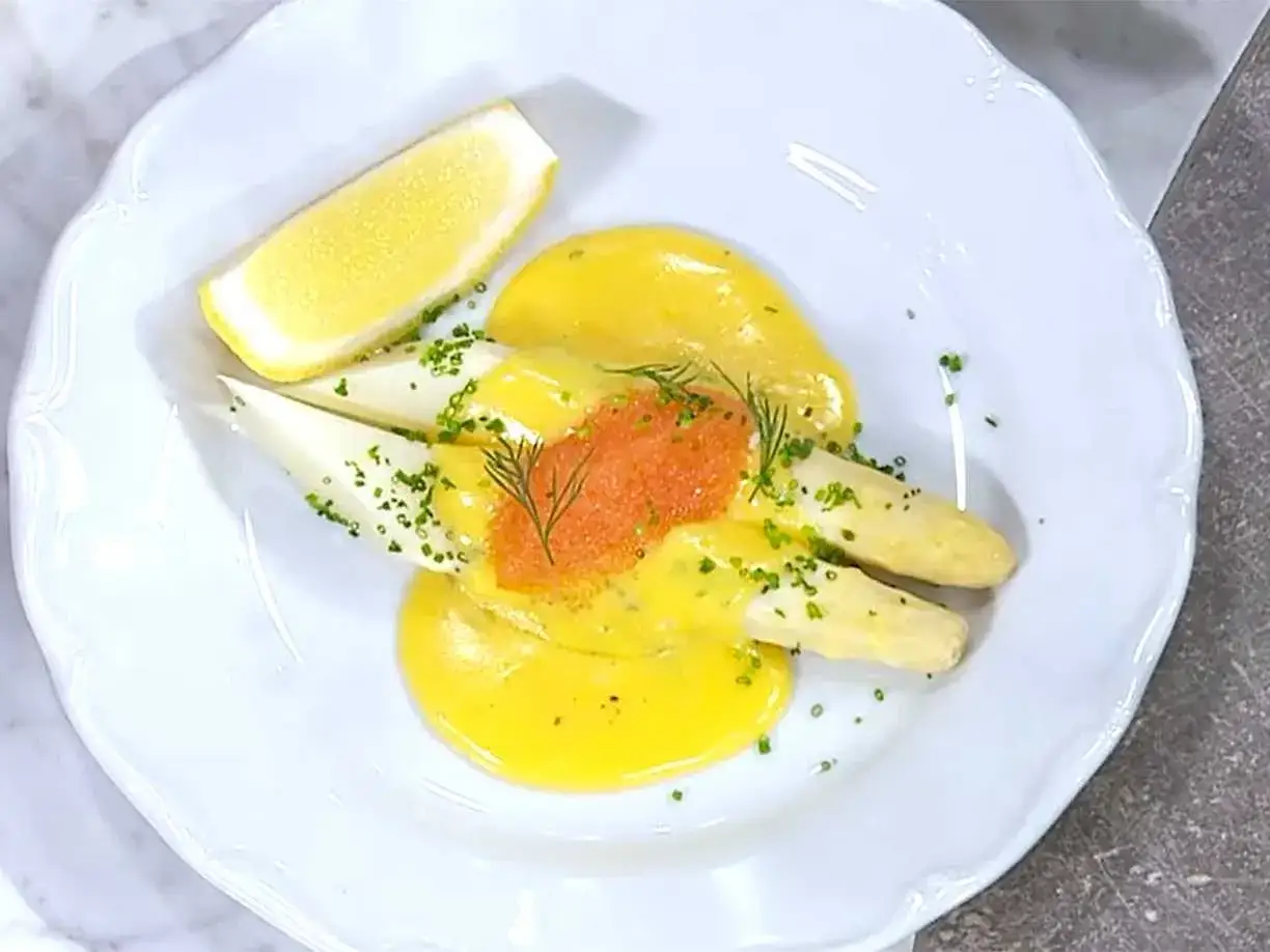 Vit sparris med krämig hollandaisesås, rom och citron. Ett perfekt hollandaisesås recept för en lyxig måltid.