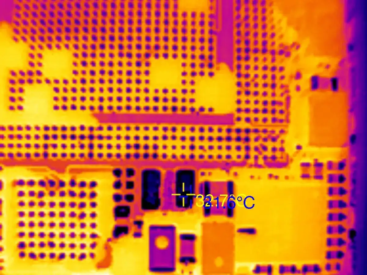 Termowizja pokazuje płytkę drukowaną. Jeden z elementów, prawdopodobnie mosfet, osiągnął temperaturę 32,17°C, co może oznaczać, że temperatura mosfet za duża.