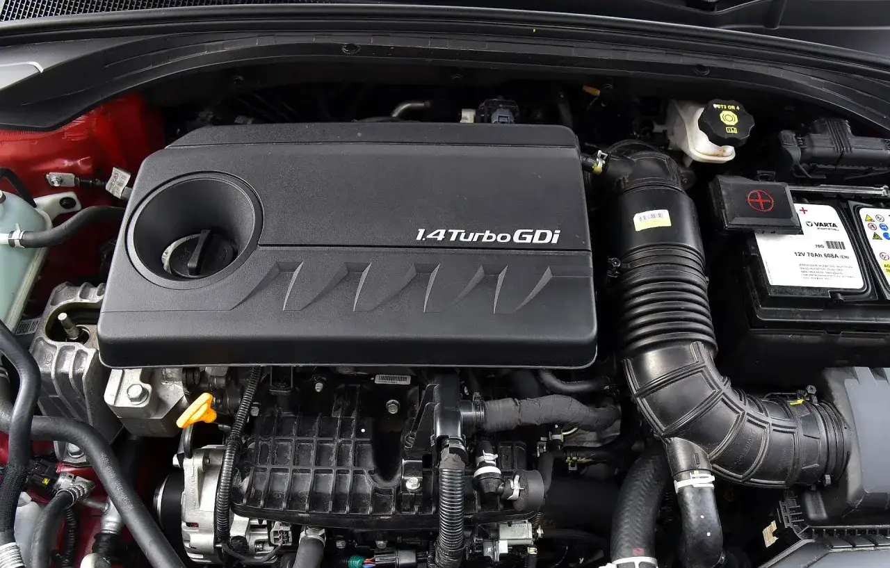 Silnik 1.4 Turbo GDi w Kia Ceed. Widoczny kolektor dolotowy, akumulator Varta i elementy osprzętu.