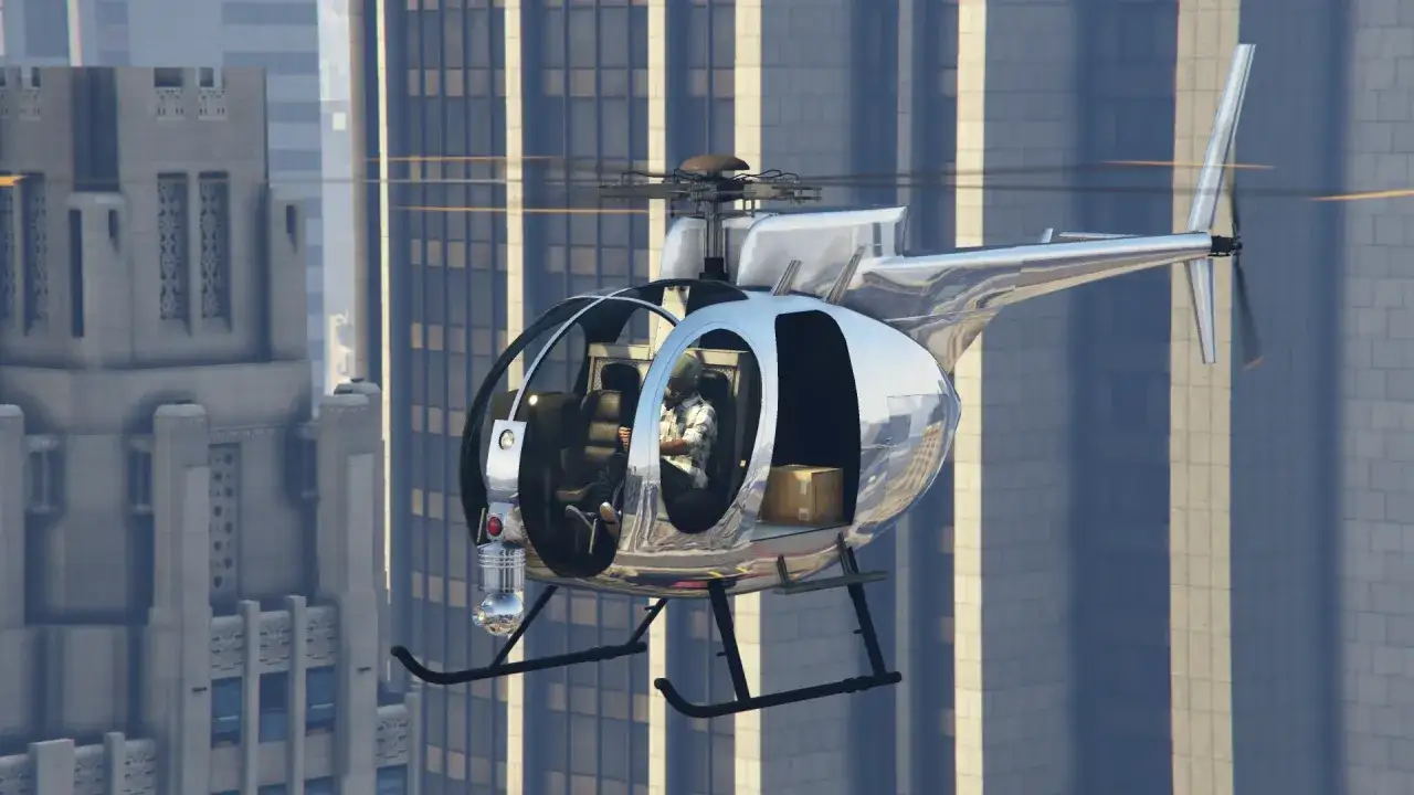 Lśniący helikopter w GTA 5, gotowy do akcji. Może to być efekt użycia kodu na helikopter gta 5, by szybko dostać się do celu.