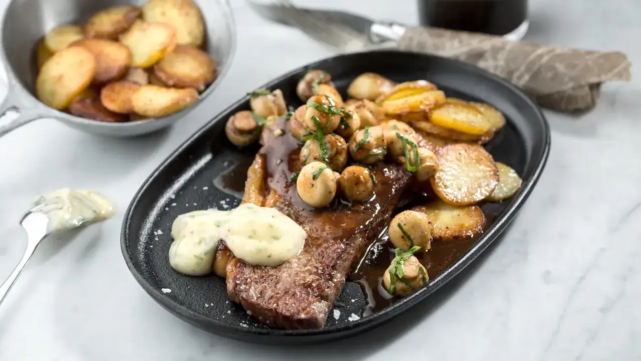 Biff med svamp och potatis. En klick majonn&auml;s till, perfekt f&ouml;r att lyfta smaken.