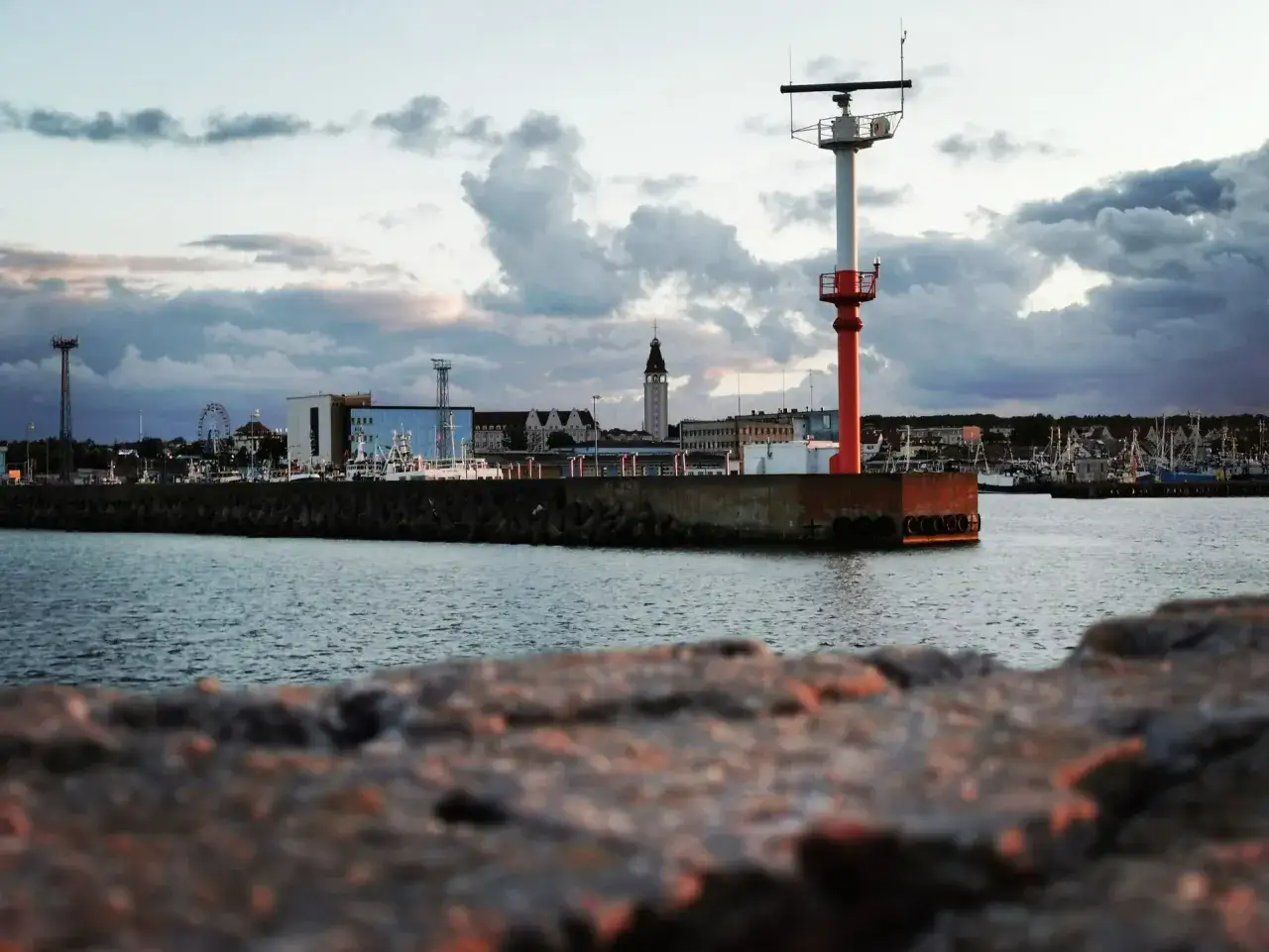 Port z latarnią morską i statkami, widok na miasto z diabelskim młynem. Władysławowo atrakcje czekają!