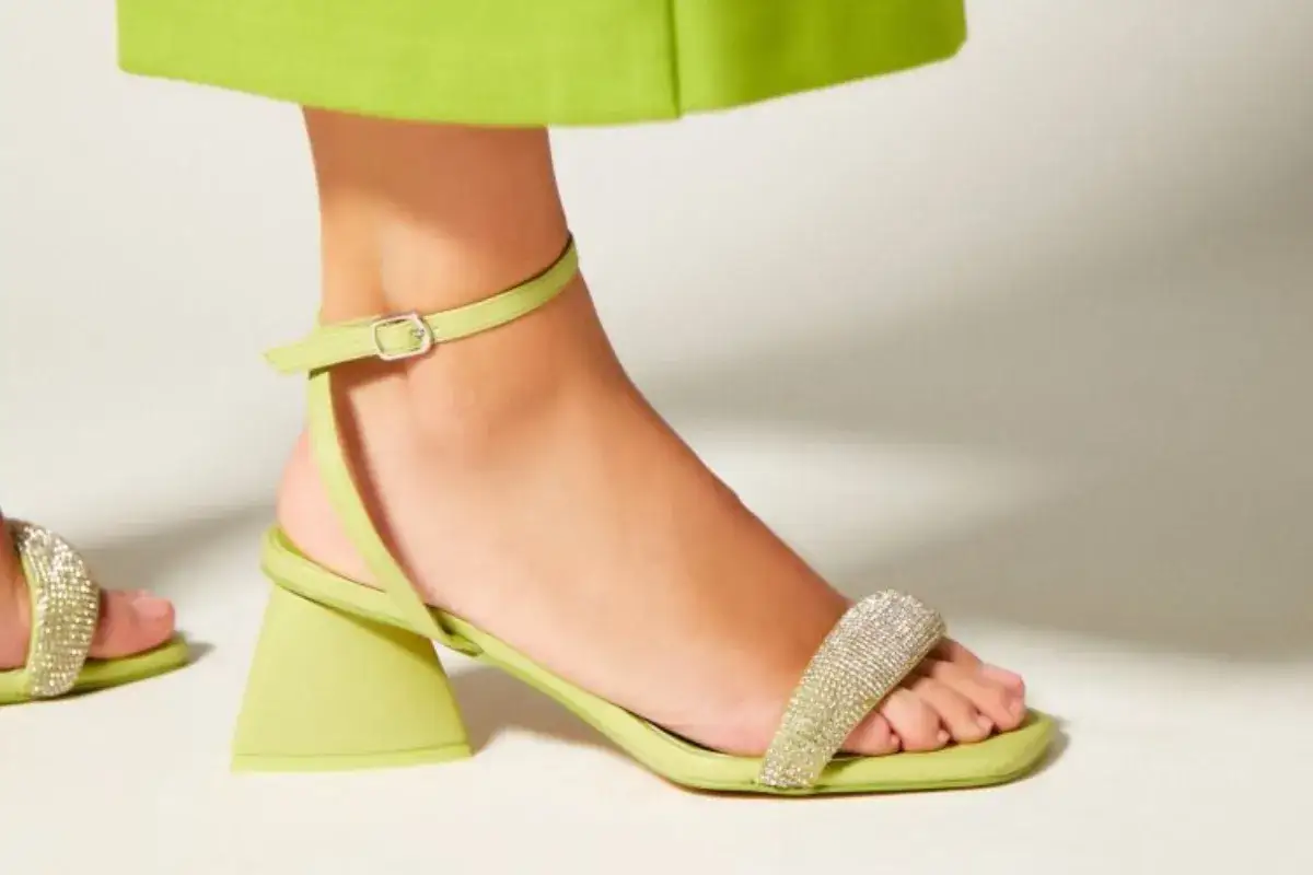 Sandalias verdes con pedrería, perfectas para un dress code cocktail mujer.