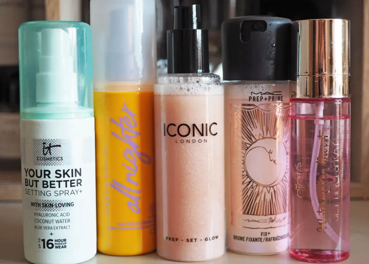 Kolekcja fixerów do makijażu: IT Cosmetics, Urban Decay All Nighter, Iconic London, MAC Prep+Prime, Ciaté Dewy.