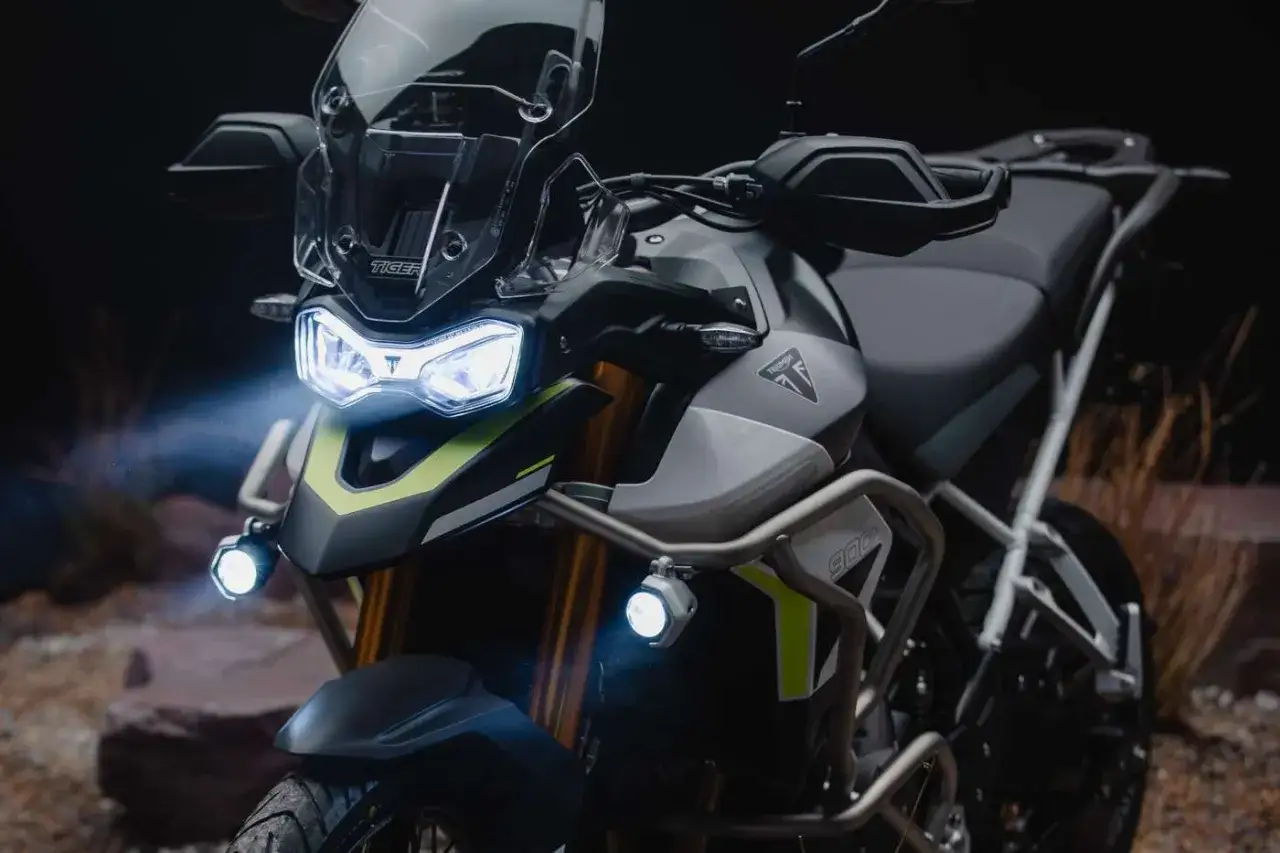 I fanali moto di questa Triumph Tiger 900 illuminano la notte, pronti per l'avventura.