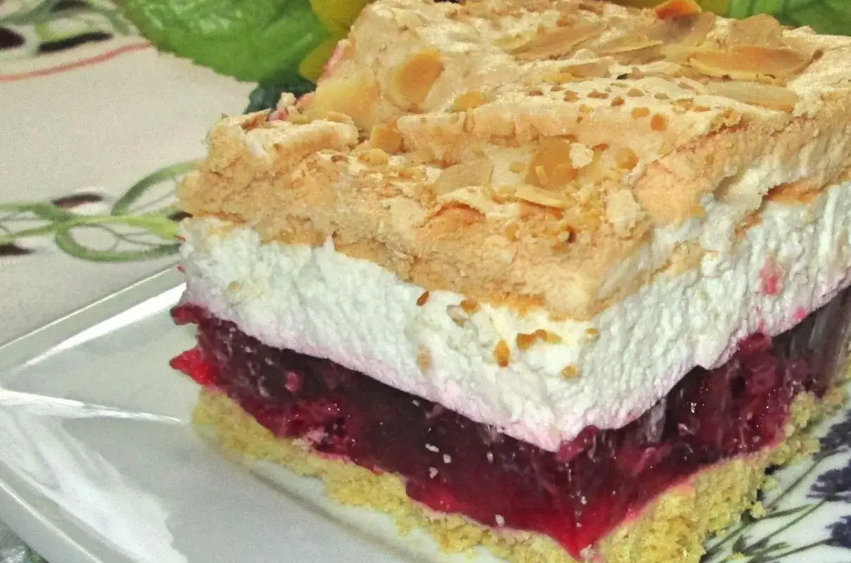 Malinowa chmurka na dużą blachę na biszkopcie, z kremem i bezą. Pyszny deser na każdą okazję.