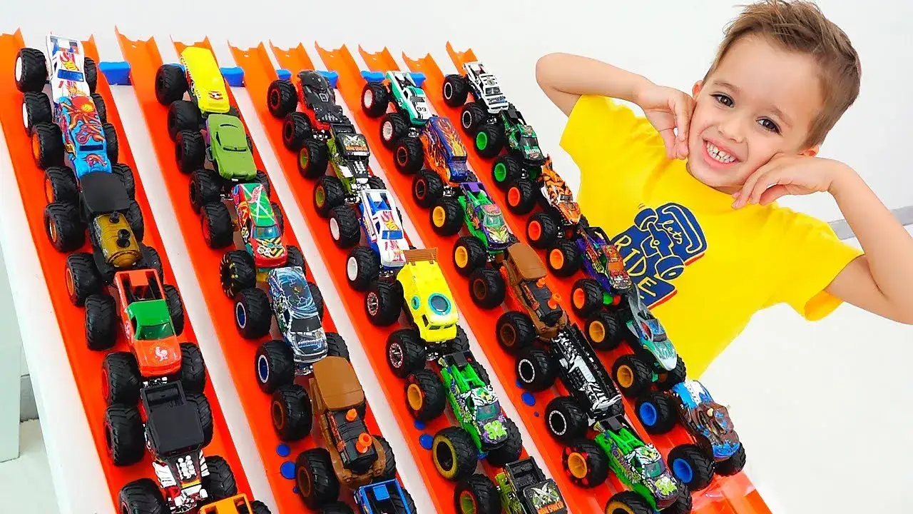 dzieci bawiące się monster truckami