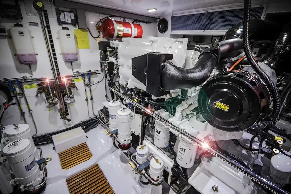 Motori marini entrobordo diesel Caterpillar, con filtri e serbatoi. Ottimizzati per bassi consumi e affidabilità in navigazione.