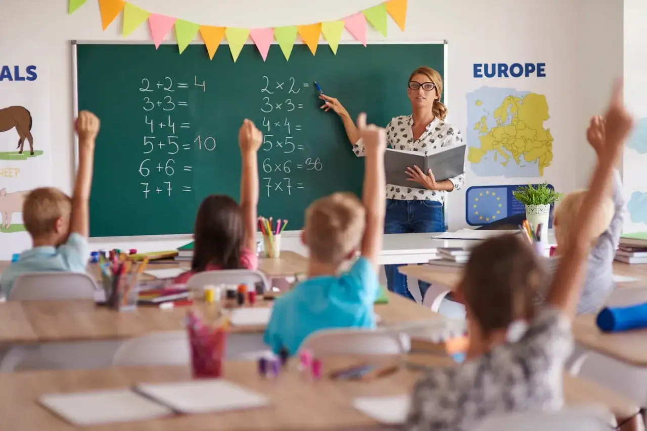 Nauczycielka tłumaczy matematykę, a uczniowie podnoszą ręce. To jak socjologia co to? Nauka o społeczeństwie i jego strukturach.