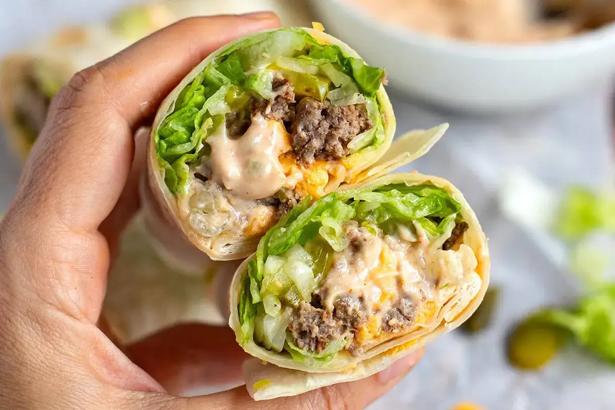 Ein Big Mac Wrap, aufgeschnitten, zeigt Hackfleisch, Salat, Käse und Sauce.
