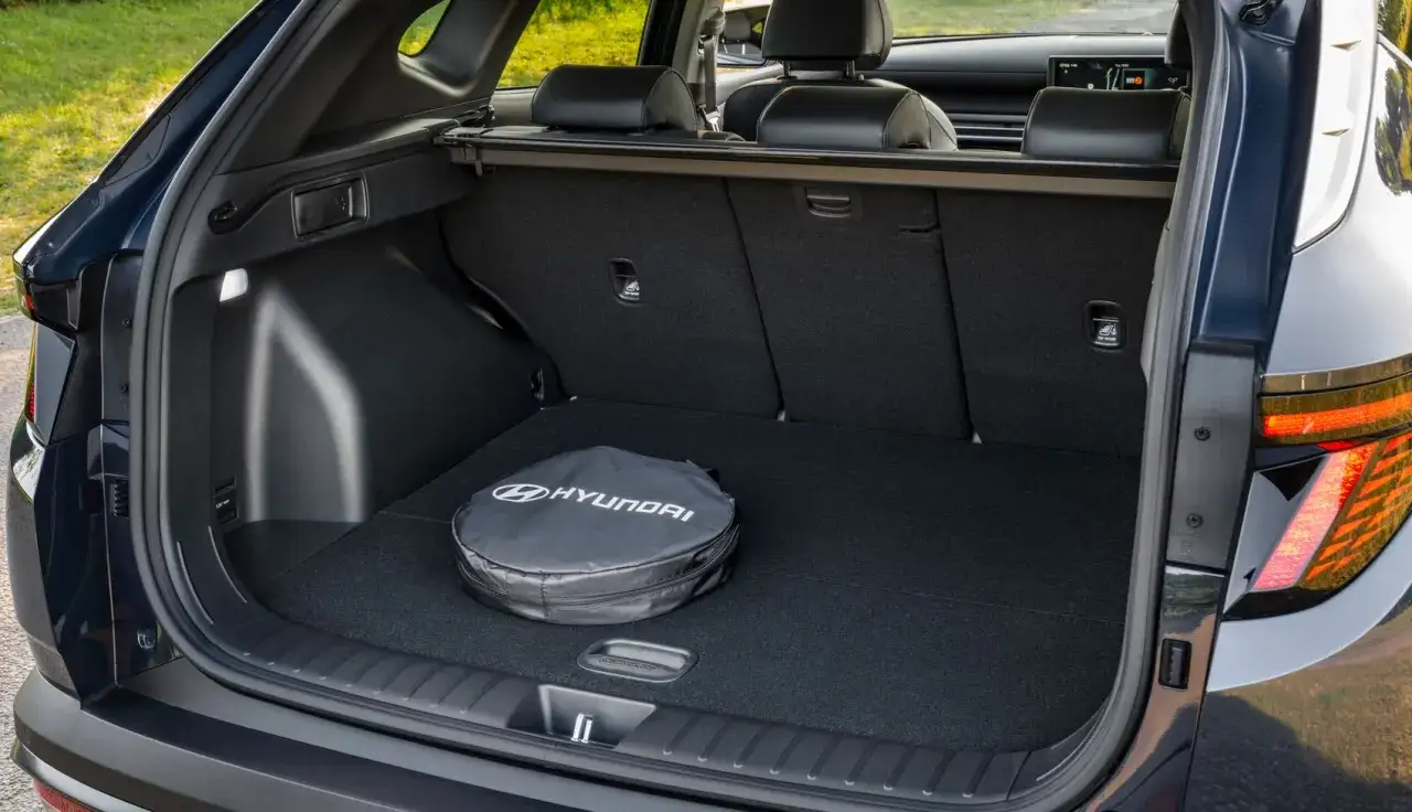 Bag med Hyundai-logga i bagageutrymmet p&aring; en Hyundai Tucson Hybrid testbil. Gott om plats f&ouml;r packning.