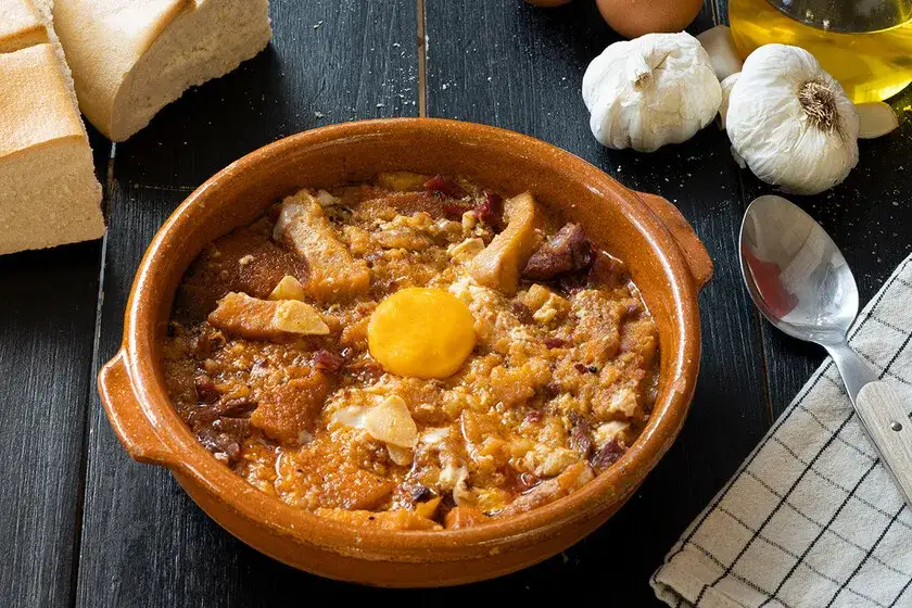 Sopa de ajo tradicional plato