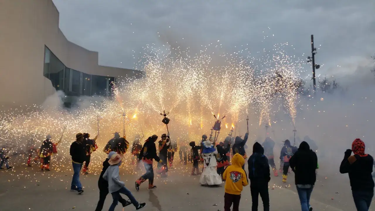 Gente celebra con fuegos artificiales en Les Roquetes del Garraf.