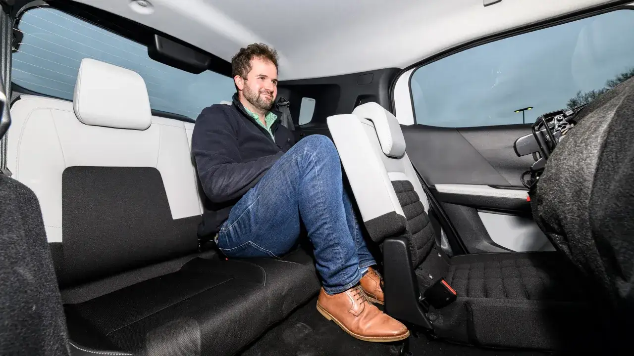 Man sitter bekvämt i baksätet på en Citroën C3 Aircross under ett test.