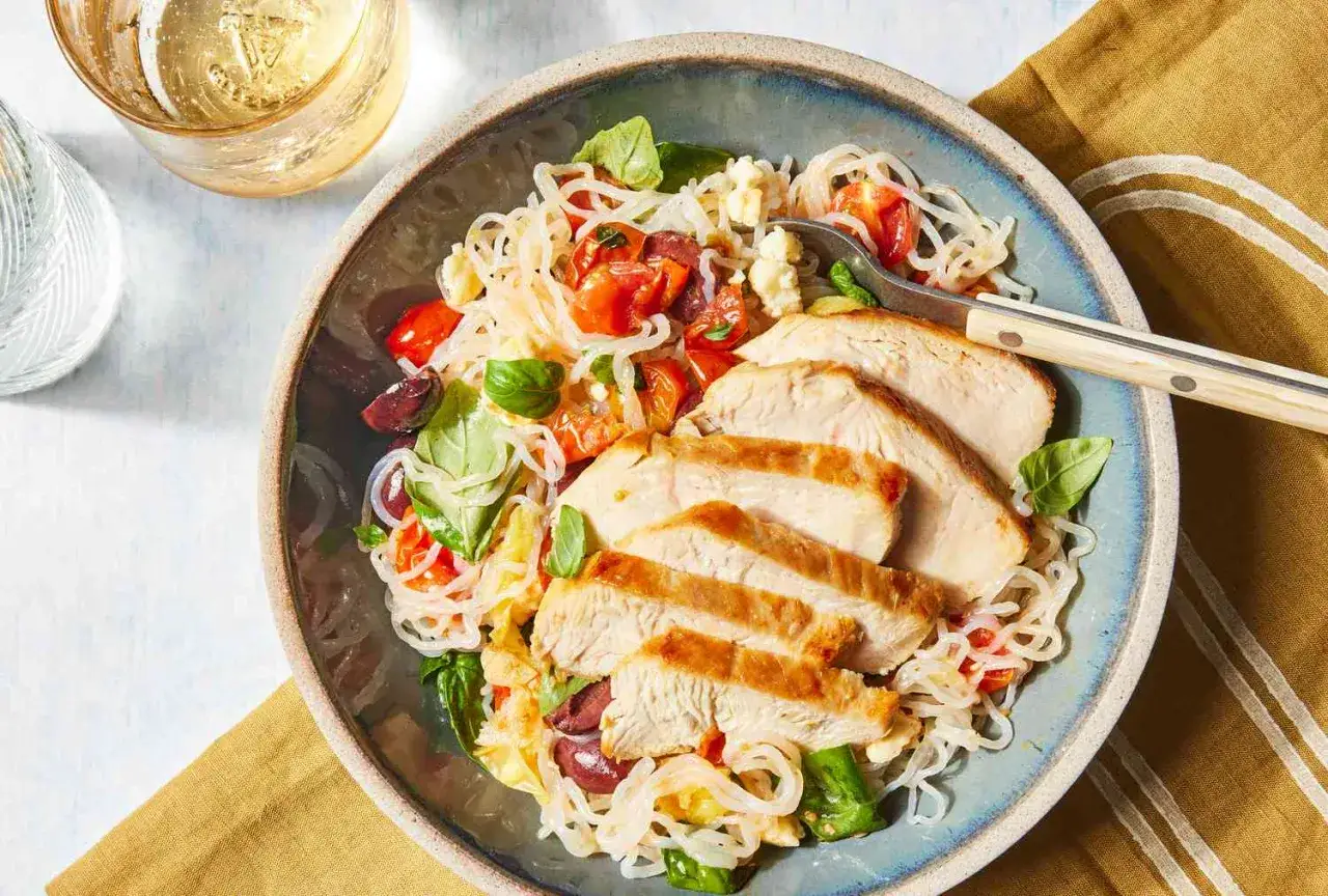 Danie z makaronem konjac: grillowany kurczak z pomidorkami, oliwkami i bazylią. Inspiracja na zdrowe przepisy.