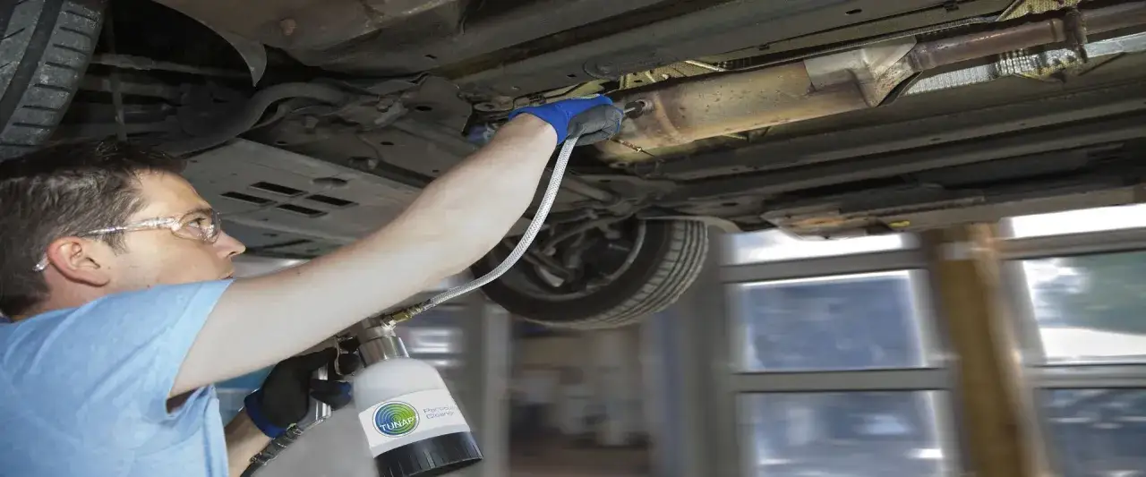 Mechanik wykonuje czyszczenie DPF za pomocą specjalistycznego urządzenia.
