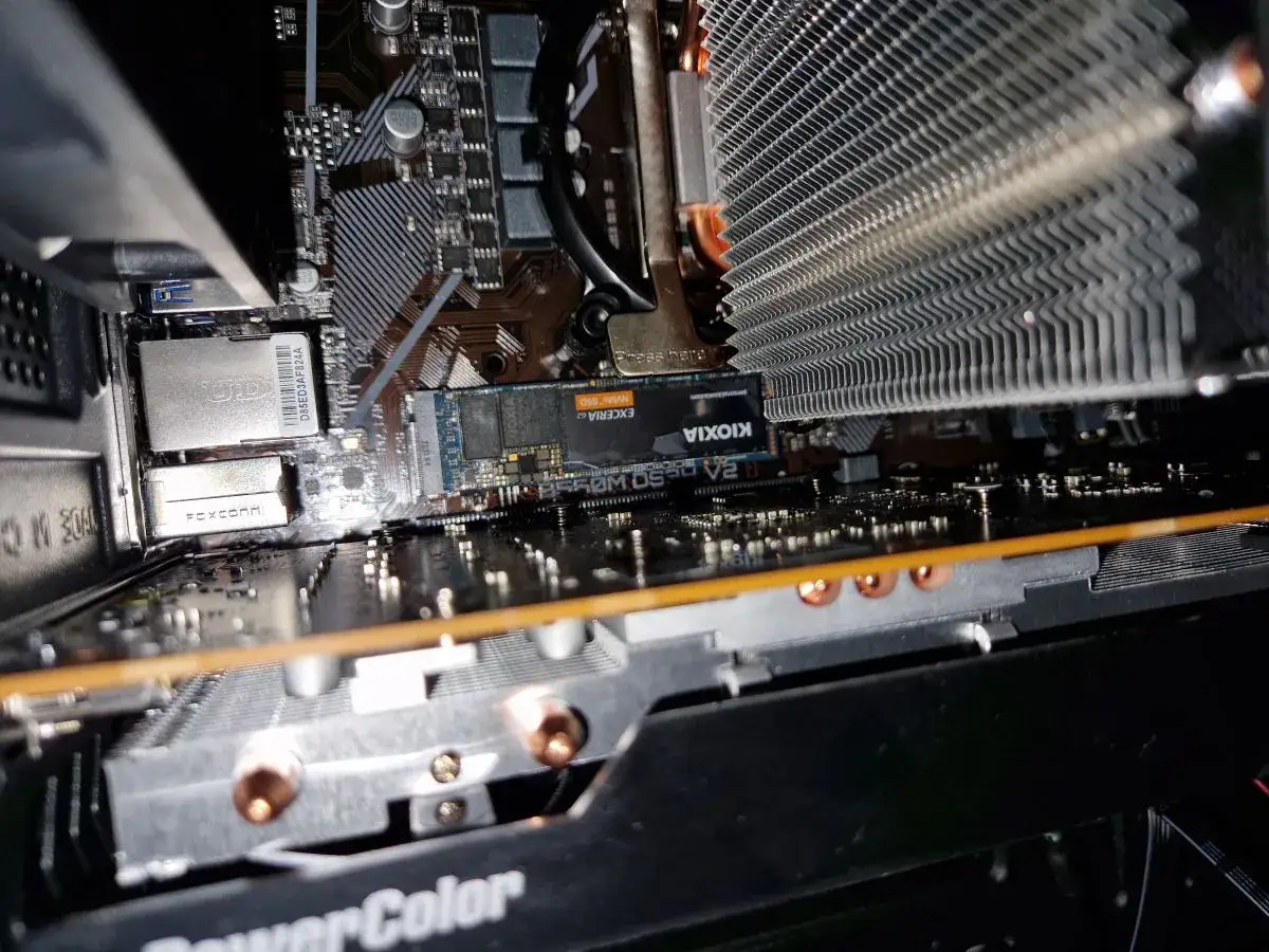 Wnętrze komputera, dysk SSD NVMe KIOXIA EXCERIA pod radiatorem. Komputer nie widzi dysku, mimo że jest zamontowany.