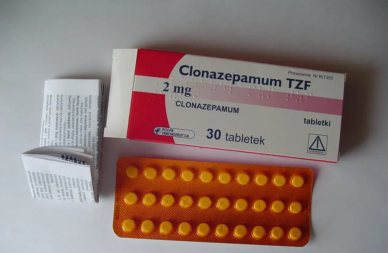 Opakowanie leku Clonazepamum TZF 2 mg, 30 tabletek, wraz z ulotką. Stosowany m.in. w leczeniu napadów padaczkowych.