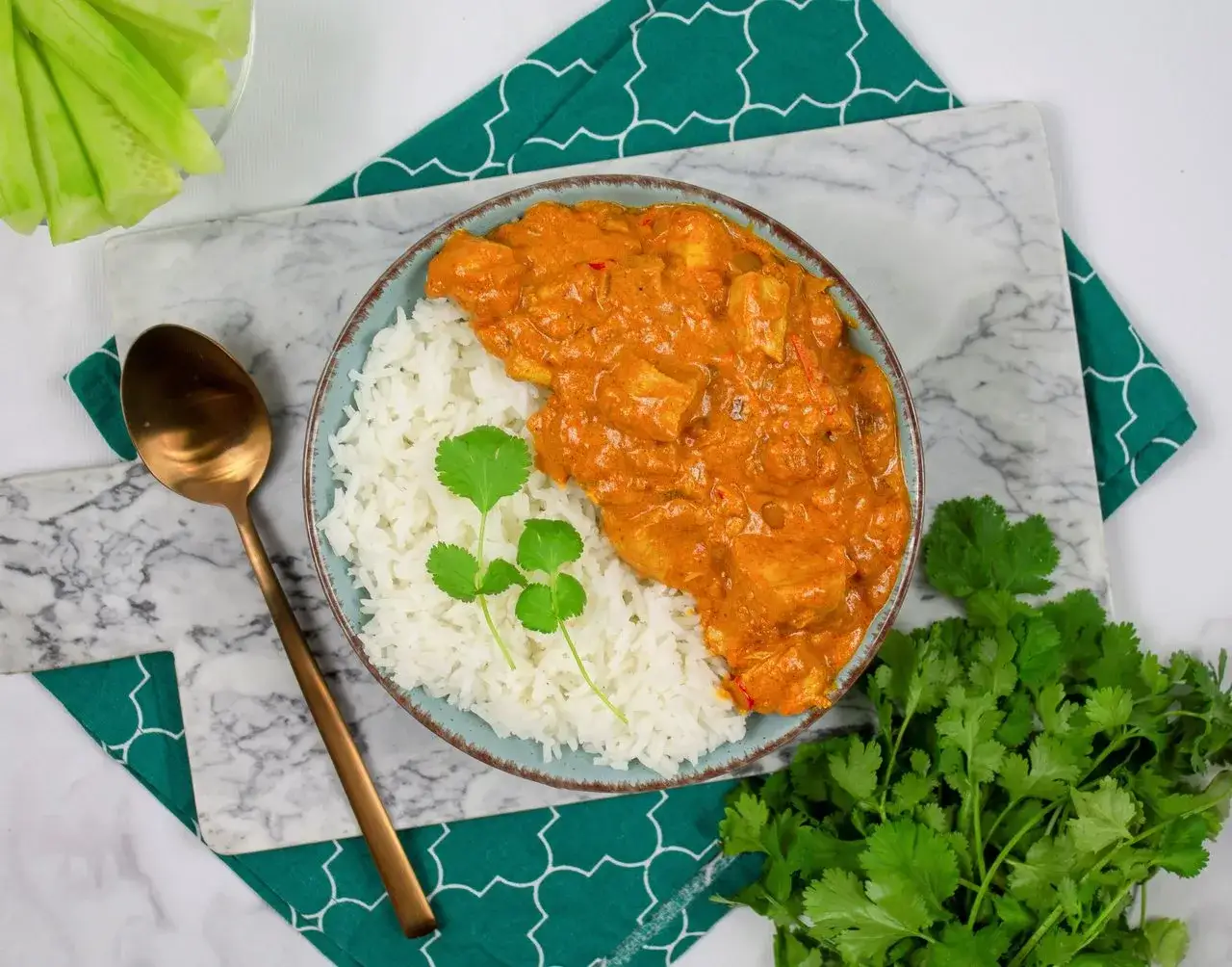 kurczak curry z ryżem i kolendrą