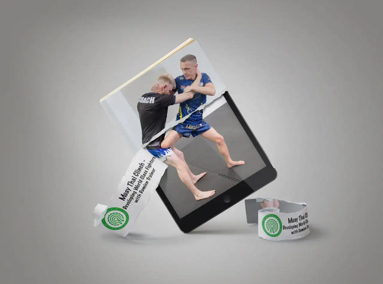 Tv&aring; m&auml;n tr&auml;nar muay thai, en coachar den andra. En del av bilden &auml;r s&ouml;nderriven och visar texten 