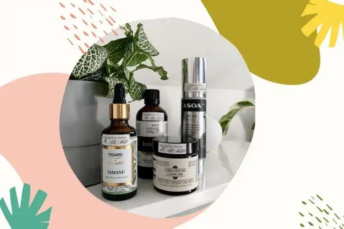 Serum i krem do twarzy, kolejność aplikacji, butelki kosmetyków