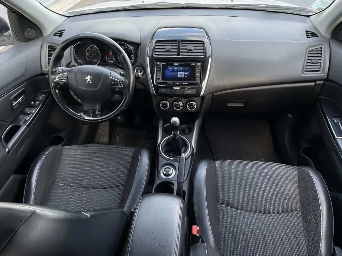 Wnętrze Peugeot 4008: kierownica, deska rozdzielcza z ekranem multimedialnym, fotele.