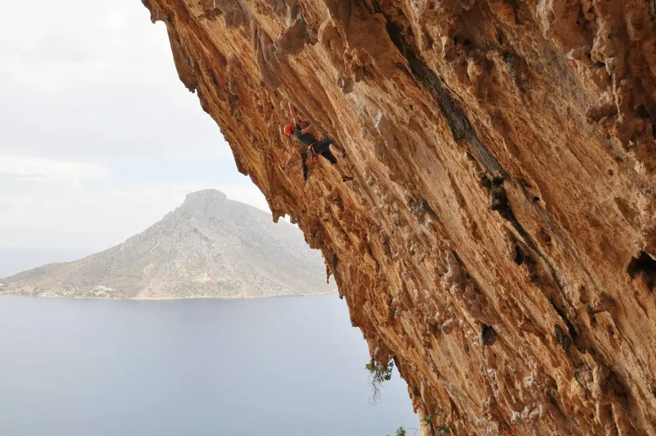 Wspinaczka na Kalymnos to wyzwanie na skalnej ścianie z widokiem na morze i góry.