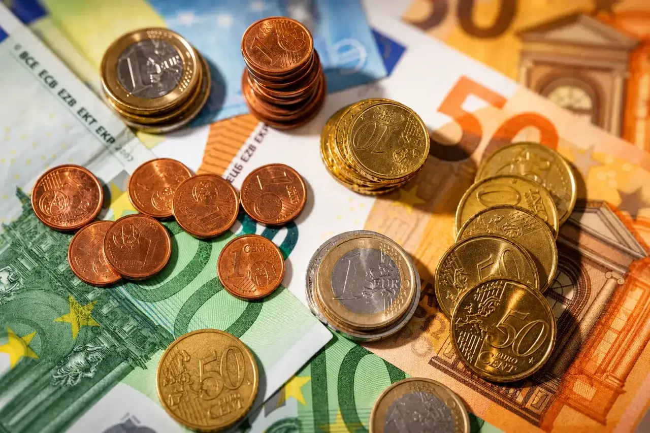 Euro monety i banknoty, waluta używana w Czarnogórze. Język urzędowy to czarnogórski.